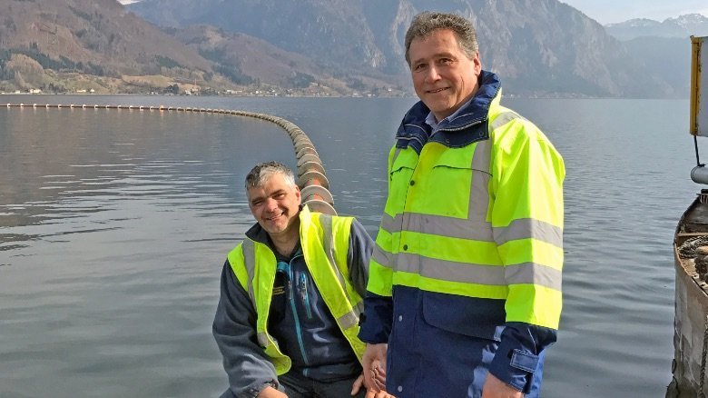  Ing. Erich Peer, sitting on the pipe, is responsible for the installation of the waste water pipeline in the Traunsee lake. Next to him stands Josef Leidinger, a water engineer and manager of the Altmünster sewer department.
