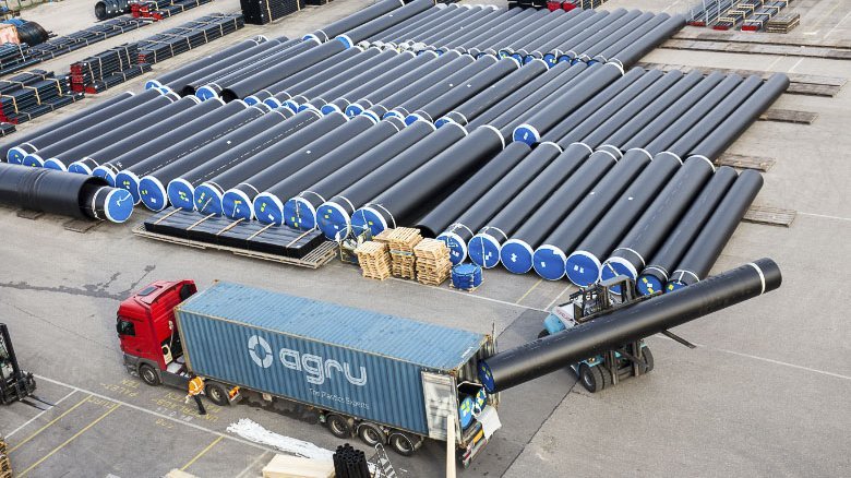 For onshore job sites, AGRU can deliver shorter pipe lengths via truck, train, or bulk shipment virtually everywhere. These pipe segments can be joined with AGRU butt welding machines to a monolithic pipe string.