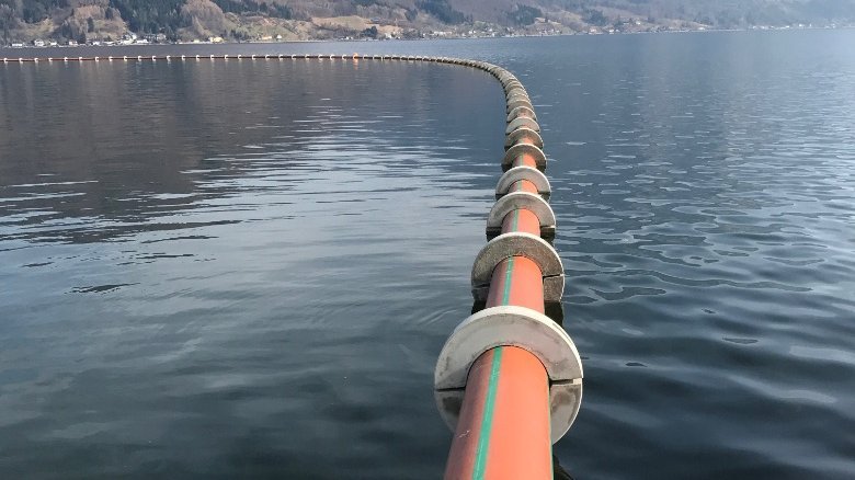 Like a string of pearls, the weighted AGRU wastewater pipeline floats in front of the majestic Traunstein.