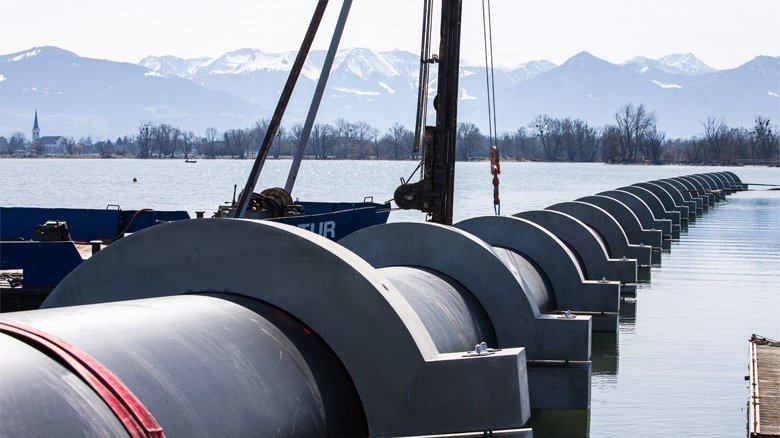 The finished 280 meter long PE pipe shortly before it was floated in (Photo: Dietmar Walser)