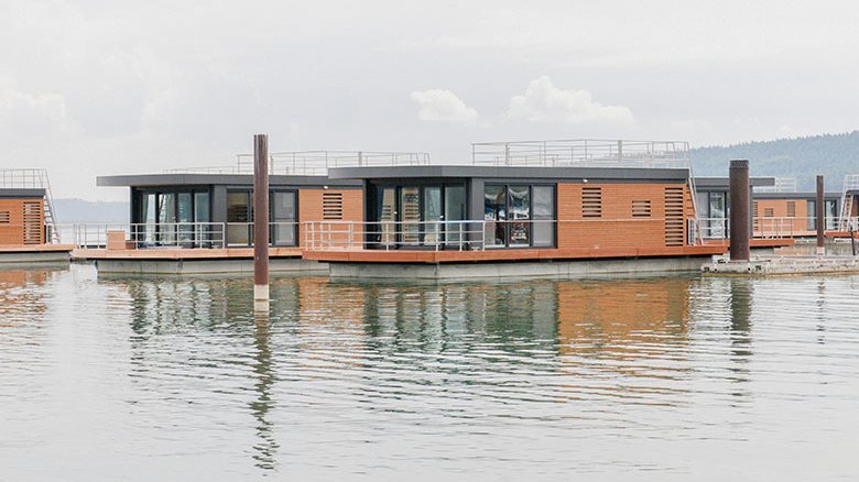 The "Floating Houses" on the Brombachsee are connected to the sewer system with a double containment pipeline made of PE 100-RC.