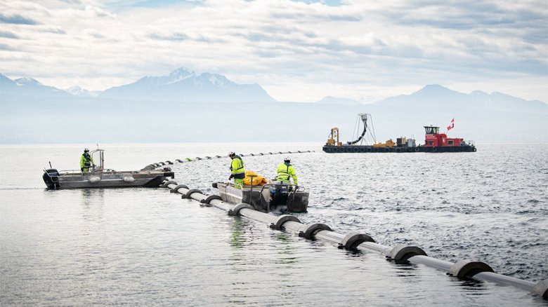 The pre-assembled pipeline was towed 20 km across Lake Geneva to the site. Figure: Hydrokarst Swiss