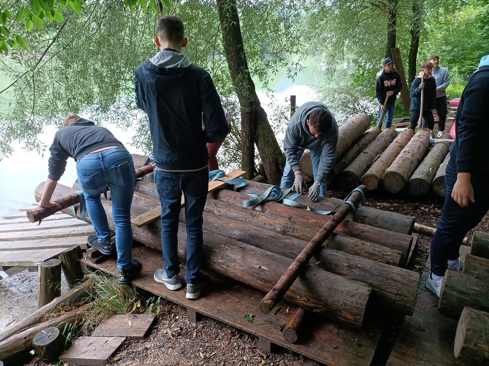 Anschließend entstanden Original Holzflöße unter fachmännischer Leitung.