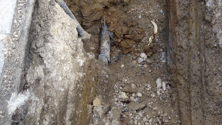 Single steps of a pipe bursting technique. Cutting the pipe