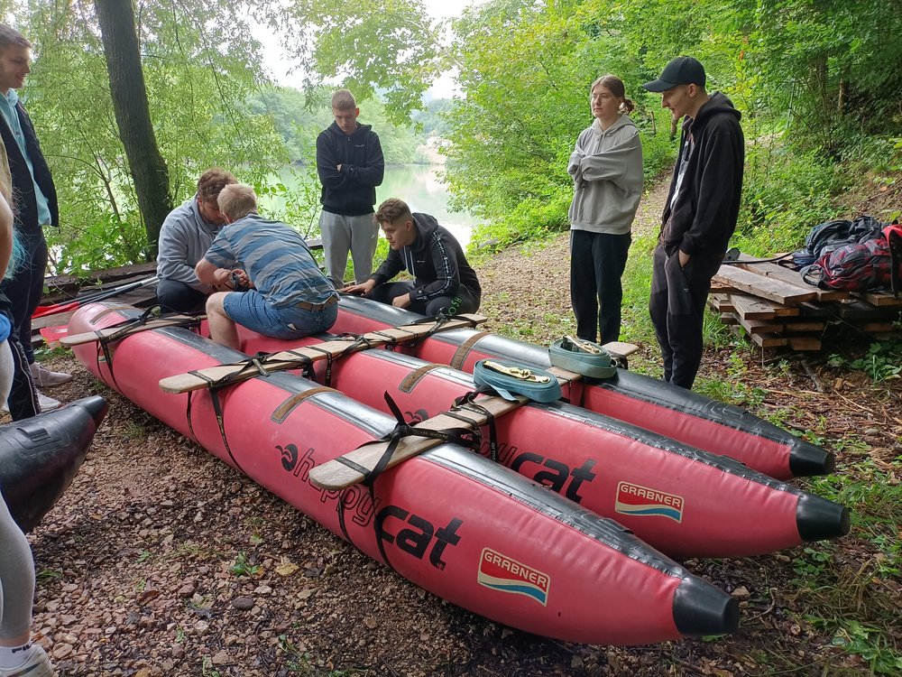 Als Aufwärmübung wurden Flöße aus aufblasbaren Schwimmkörpern gezimmert.