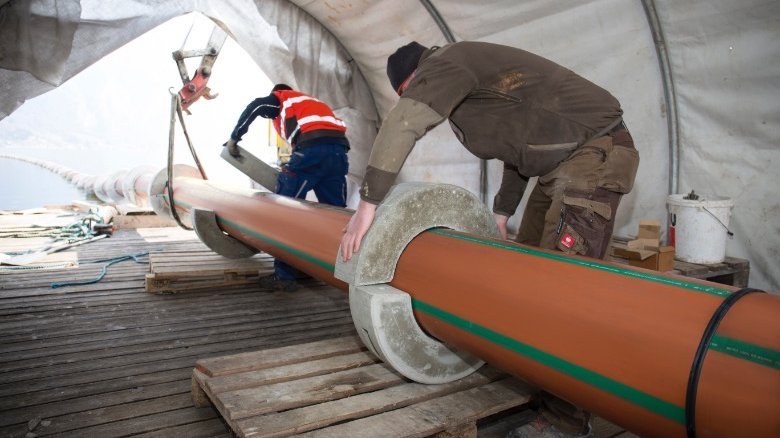 Every three meters, concrete elements were placed around the protective layer pipes like a clamp. As soon as the pipeline is flooded, it sinks to the bottom of the lake.