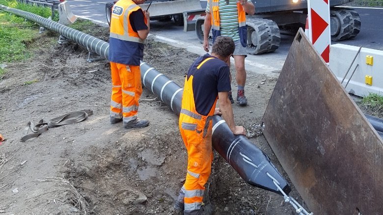 Rohrstrang mittels Seilwinde in Altrohr gezogen