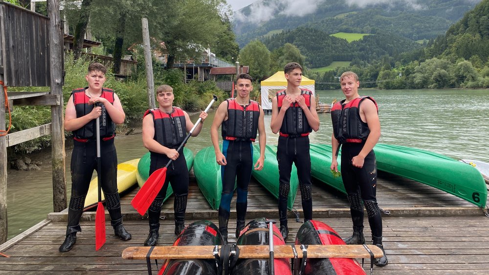 Für den sportlichen Wettkampf erhielten die Teilnehmer Neoprenanzüge und Schwimmwesten.