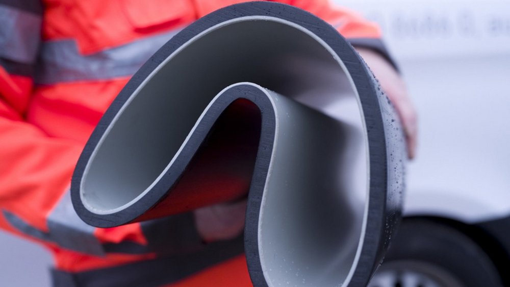 When relining without an annular space, a folded and therefore reduced PE pipe string, the so-called AGRU Close-Fit Liner, will be pulled into the old pipe.