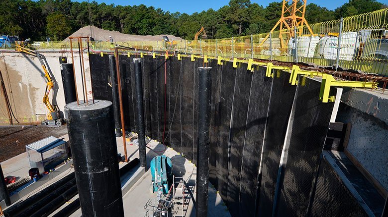 The HDPE concrete protection is intended to protect the wastewater tank from corrosion for decades. The floor will not be lined because it will always be covered by water.