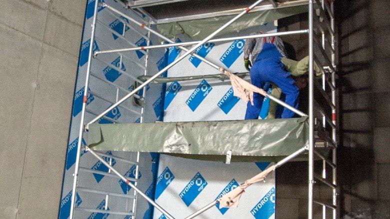 Wall installation with glass foam insulation underneath