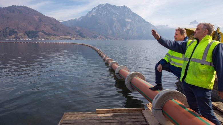 Ing. Erich Peer, in the foreground, is responsible for the installation of the sewage system in the Traunsee. Next to him stands Josef Leidinger, a water engineer and manager of the Altmünster sewer department.