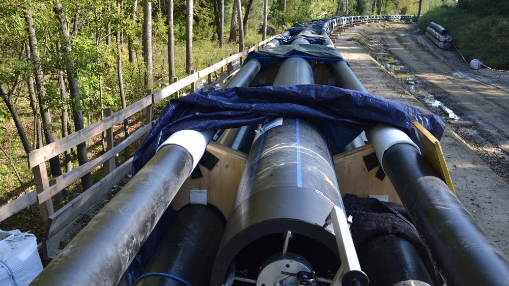 The carriage, made of steel and wood, enabled the pipelines to be pulled in.