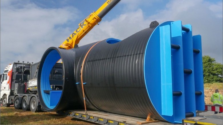 Der Trinkwasserbehälter wurde in Einzelteilen zur Baustelle geliefert.