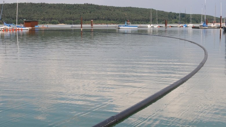 In a water catchment area, the highest safety regulations apply to wastewater disposal. AGRU’s Poly-Flo pipeline is equipped with a leak detection system in the annulus.