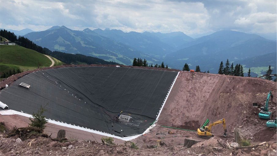 AGRU lieferte insgesamt 22.830 m² Dichtungsbahnen zur Abdichtung des Speicherteiches.