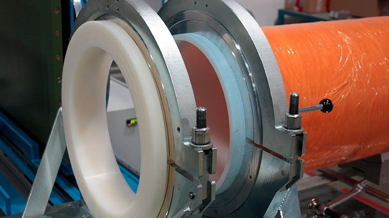 AGRU butt welded the 400mm OD HV liner to the pipeline using stub flanges.