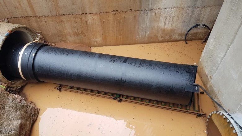 The pipe pit with 5 m length was too short to install a butt welding machine.