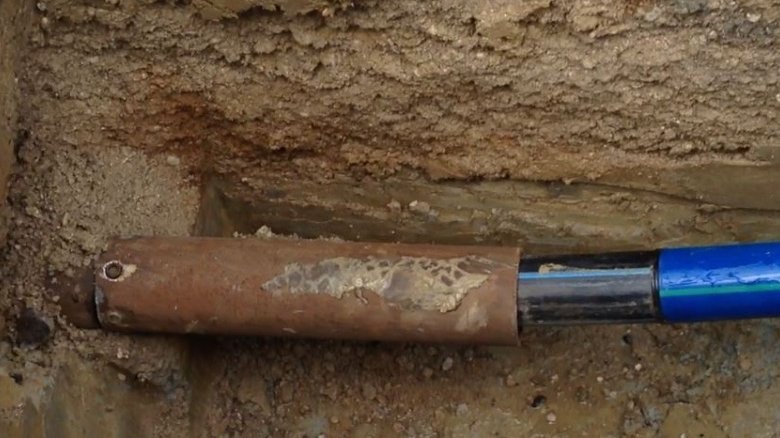 New line with attached bursting head. The pipe is covered with a lubricant for improved gliding properties.