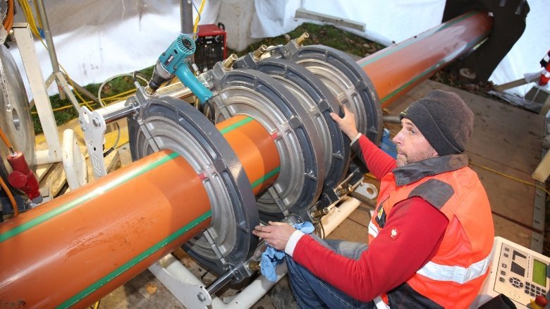 The Sureline III pipes are aligned with millimeter precision in the clamping jaws of the welding machine and smoothly planed.
