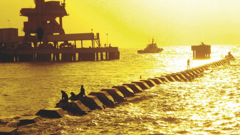 The location directly on the shore provides perfect conditions for the production, storage, and towing of XXL pipe strings.