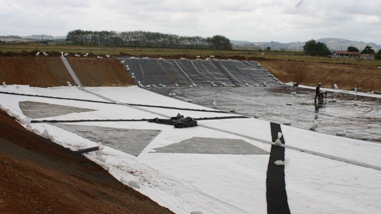Einbau von AGRU HDPE Dichtungsbahnen auf der Farm
