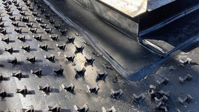 The concrete protection plate was welded tightly to a semi-finished plate.