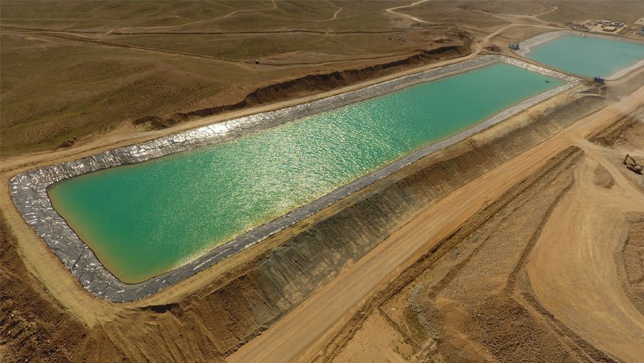 In der kasachischen Steppe liegt dieser Wasserspeicher, der mit unseren Kunststoffdichtungsbahnen ausgekleidet ist.