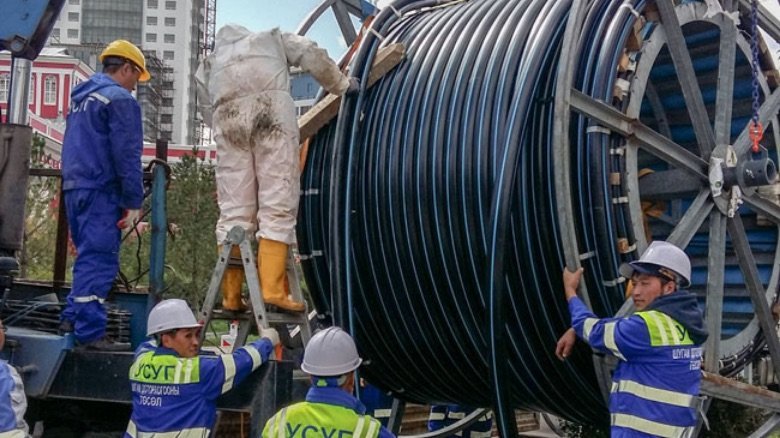 The AGRU Close-Fit Liner is installed by the Austrian RTi Rohrtechnik Group. After the AGRU Close-Fit Liner has been inserted into the existing old pipe, both ends are sealed and the pipe is pressurized with water steam.