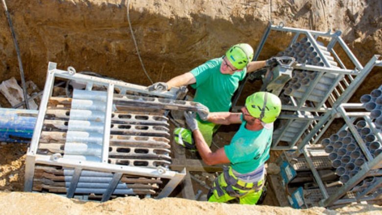 In the target pit, the segments of the drawbar are removed from the machine and stacked.