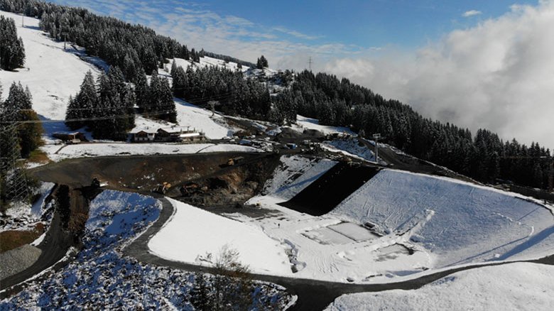 Unmittelbar unterhalb der Brantlalm entsteht in einer natürlichen Geländemulde der 155.700 m³ fassende Speicherteich.