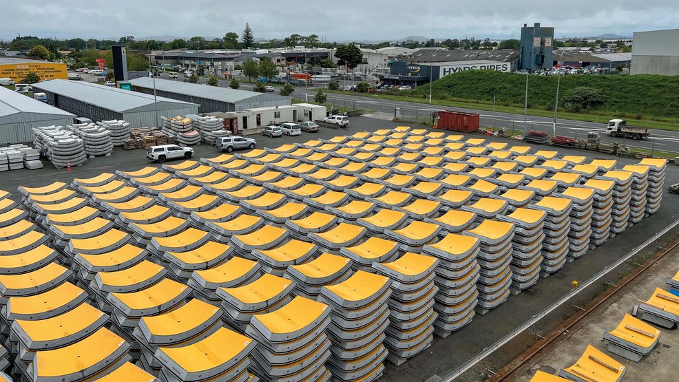 The prefabricated segments are laid in the tunnel by the jacking machine