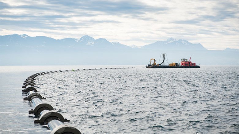 Die Leitung wurde vorsichtig geflutet und in S-förmiger Kurve auf 80 m Tiefe abgesenkt.