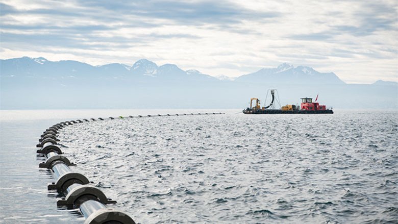 Die Leitung wurde vorsichtig geflutet und in S-förmiger Kurve auf 80 m Tiefe abgesenkt.