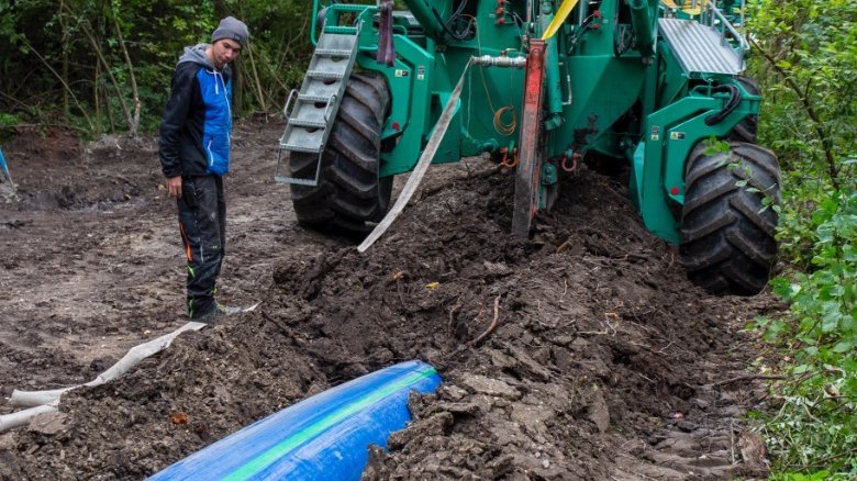 The welded pull head, machined from a PE 100-RC solid rod, is connected to the plough device.