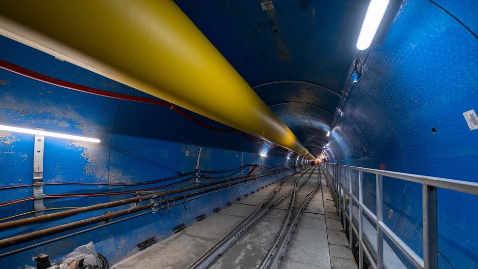 In diesem Tunnelabschnitt wird die blaue Betonschutzplattenauskleidung verwendet. [Quelle: Watercare]