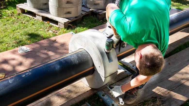 Concrete collars are fixed at intervals of 3 metres in order to lower the pipeline to the bottom of the lake.