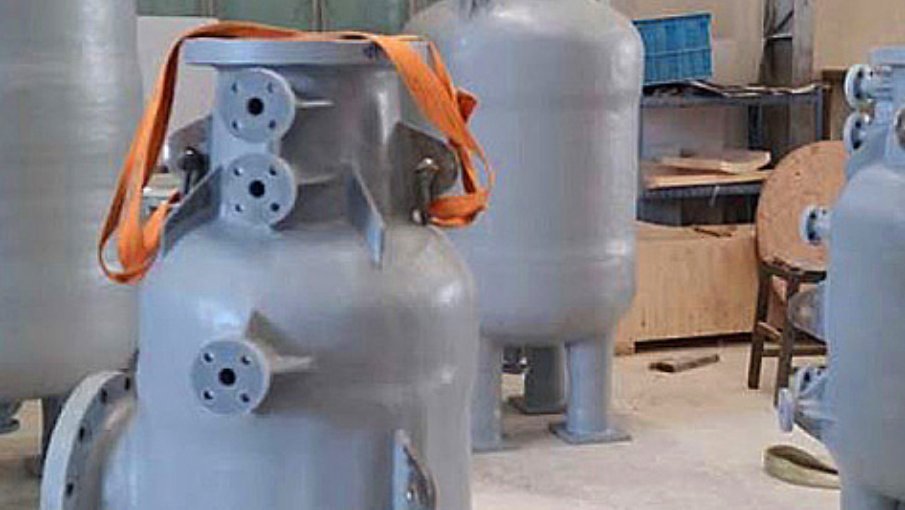 Diverse Behälter, konstruiert im Dual-Laminat-Verfahren und ausgekleidet mit AGRU PFA-Platten