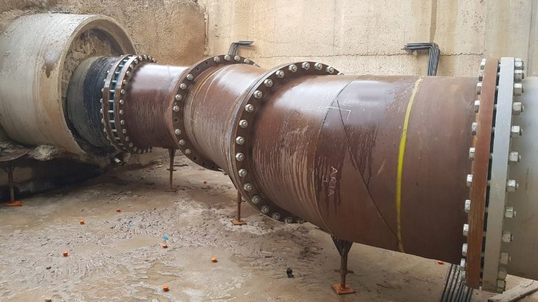The annulus was dammed with special concrete and the connection to the existing steel pipe was made by means of a flange.