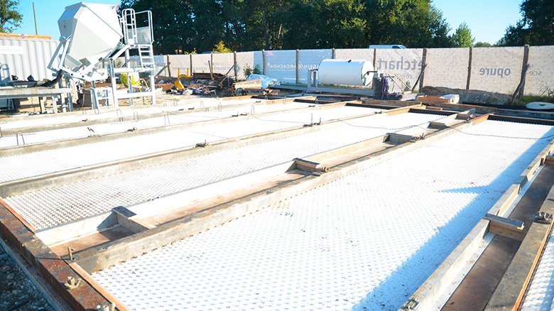 For walls and ceilings, the team produces precast concrete parts with co-extruded Sure Grip liners. The white anchor studs reduce the expansion of the concrete liners before concreting.
