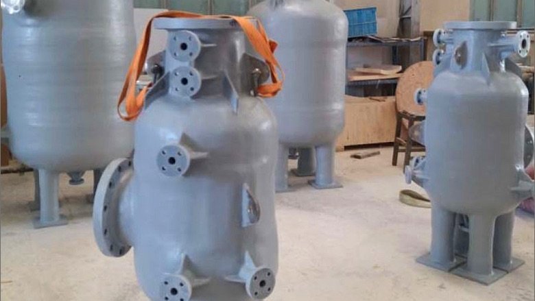 Diverse Behälter, konstruiert im Dual-Laminat-Verfahren und ausgekleidet mit PFA-Platten