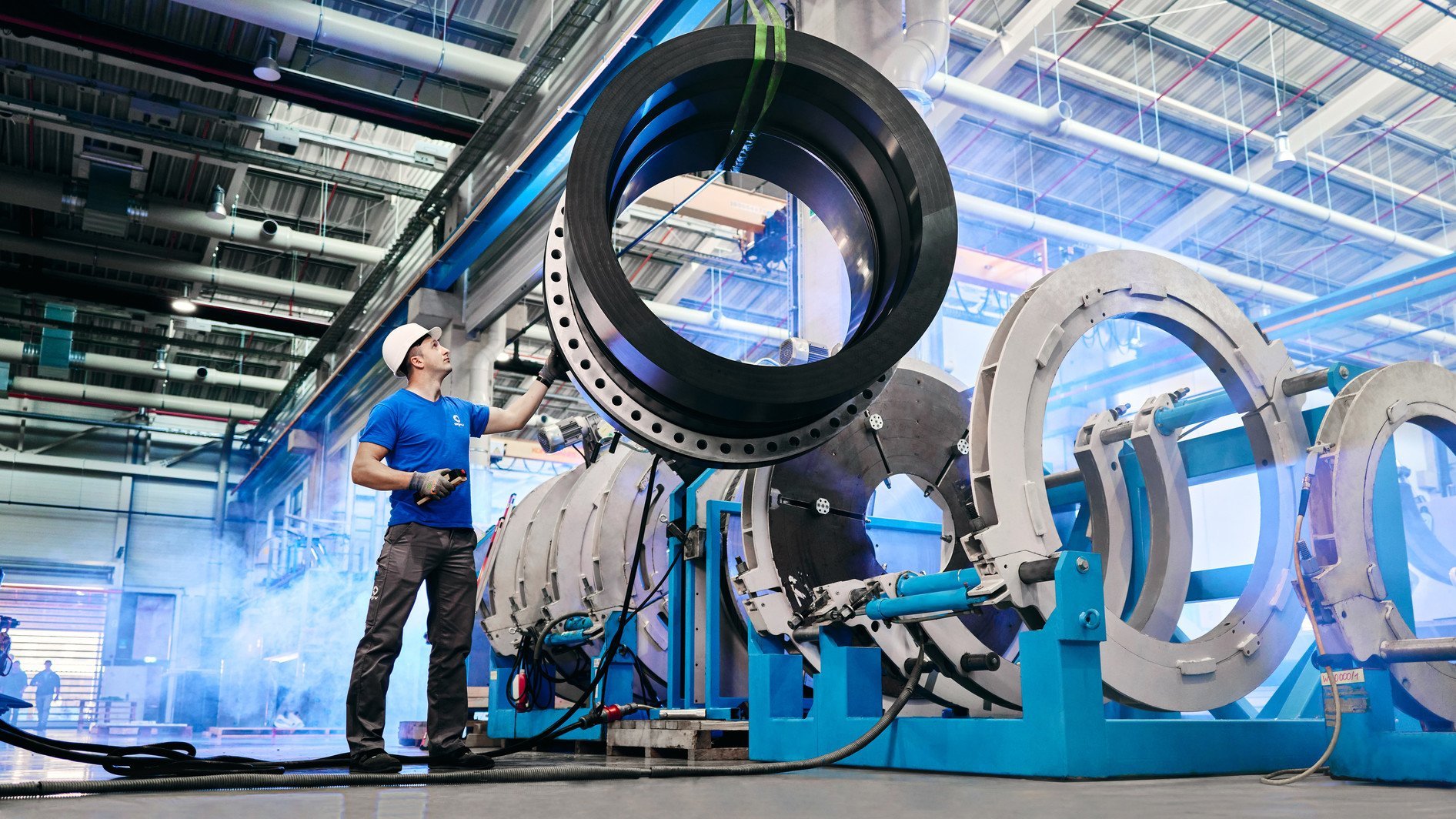 50 dedicated and excellently trained employees produce customized moulded parts. 
