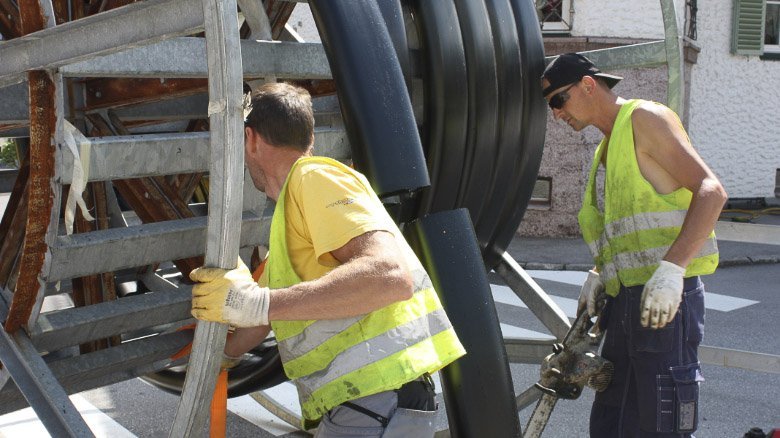 Cutting the liner from the reel