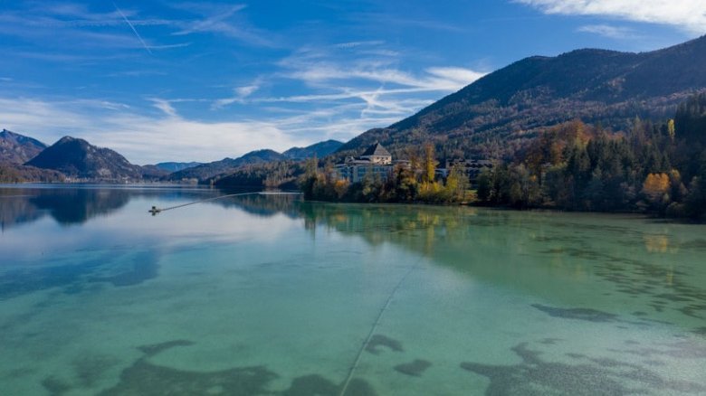 Old meets new: The lake pressure pipeline in the foreground has been in operation since 1975. The new pipeline is already floating in the background.