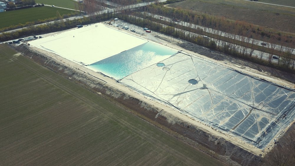 Zur Befüllung des Speichers wurde eine provisorische schwimmende Abdeckung installiert.