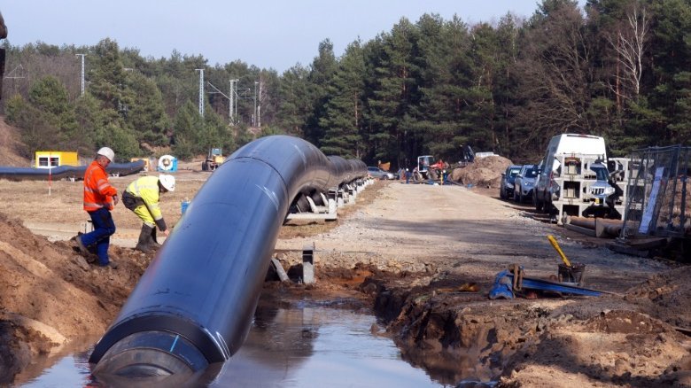 The 1400 mm thick pipeline slid into the borehole pit and, thanks to its enormous flexibility, automatically adjusted itself to the exit angle of the borehole with centimeter precision.