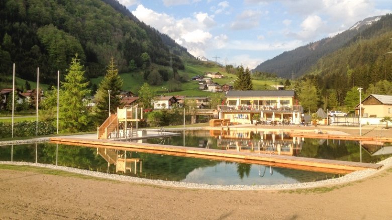 Blick über den Naturschwimmteich
