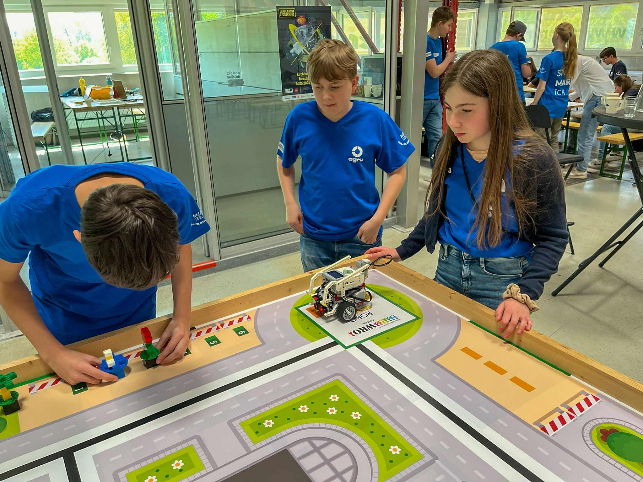 AGRU unterstützte die Mittelschule Grünburg bei der LEGO League mit Robotik Sets und übernahm die Teilnahmegebühren der Teams.