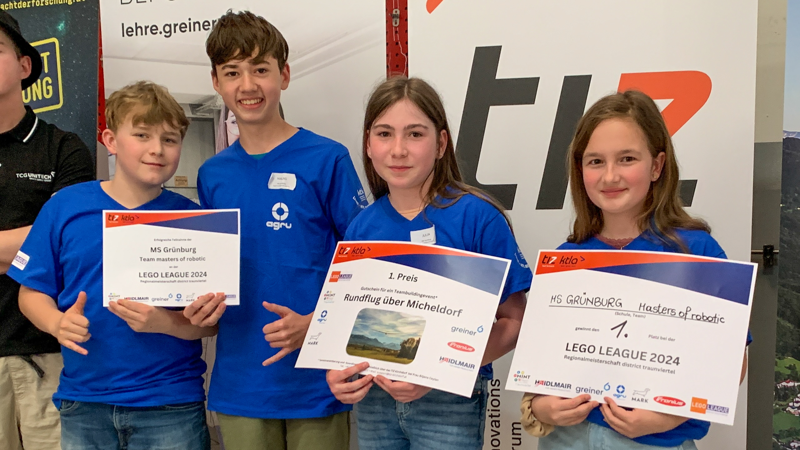 So sehen Sieger aus. Die NMS Grünburg belegte den ersten und zweiten Platz in der diesjährigen LEGO League. 