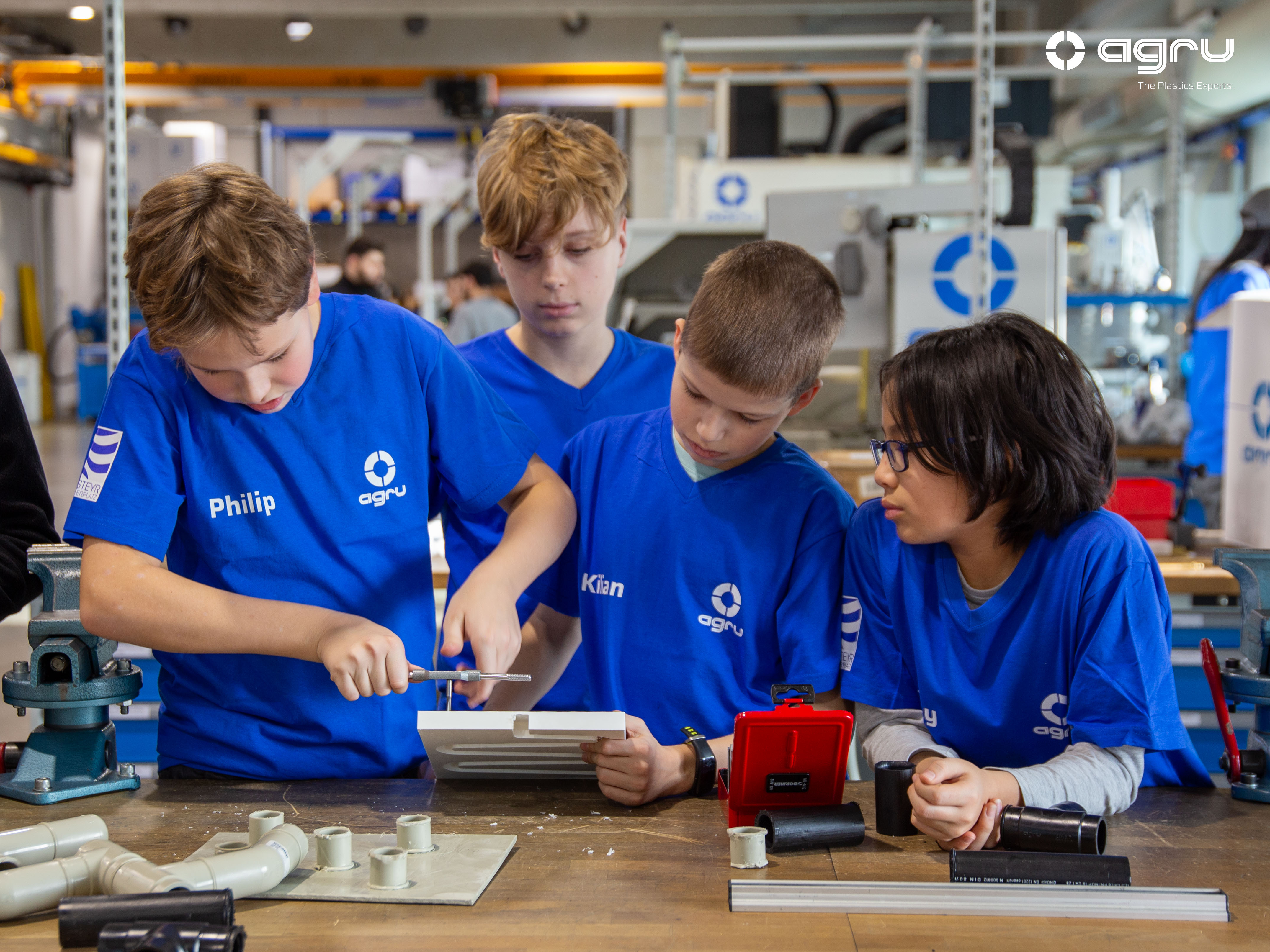 Aus AGRU Kunststoffplatten fertigten die Schüler eine kreative Murmelbahn, die anschließend von den programmierten Robotern genutzt wurde.